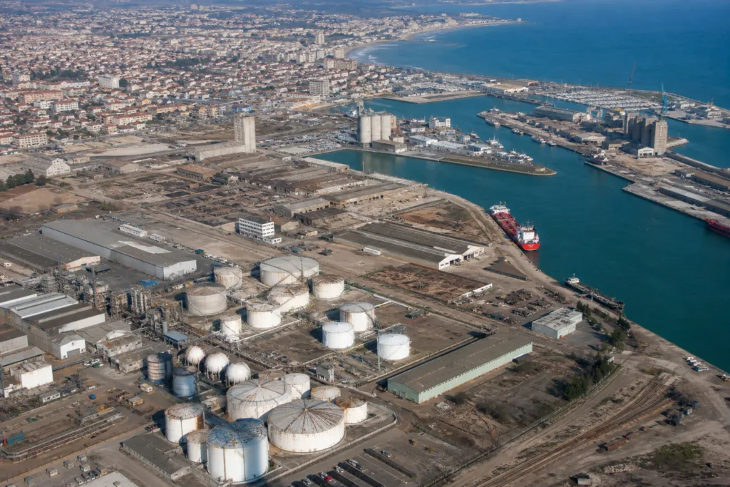 acquire distressed business france